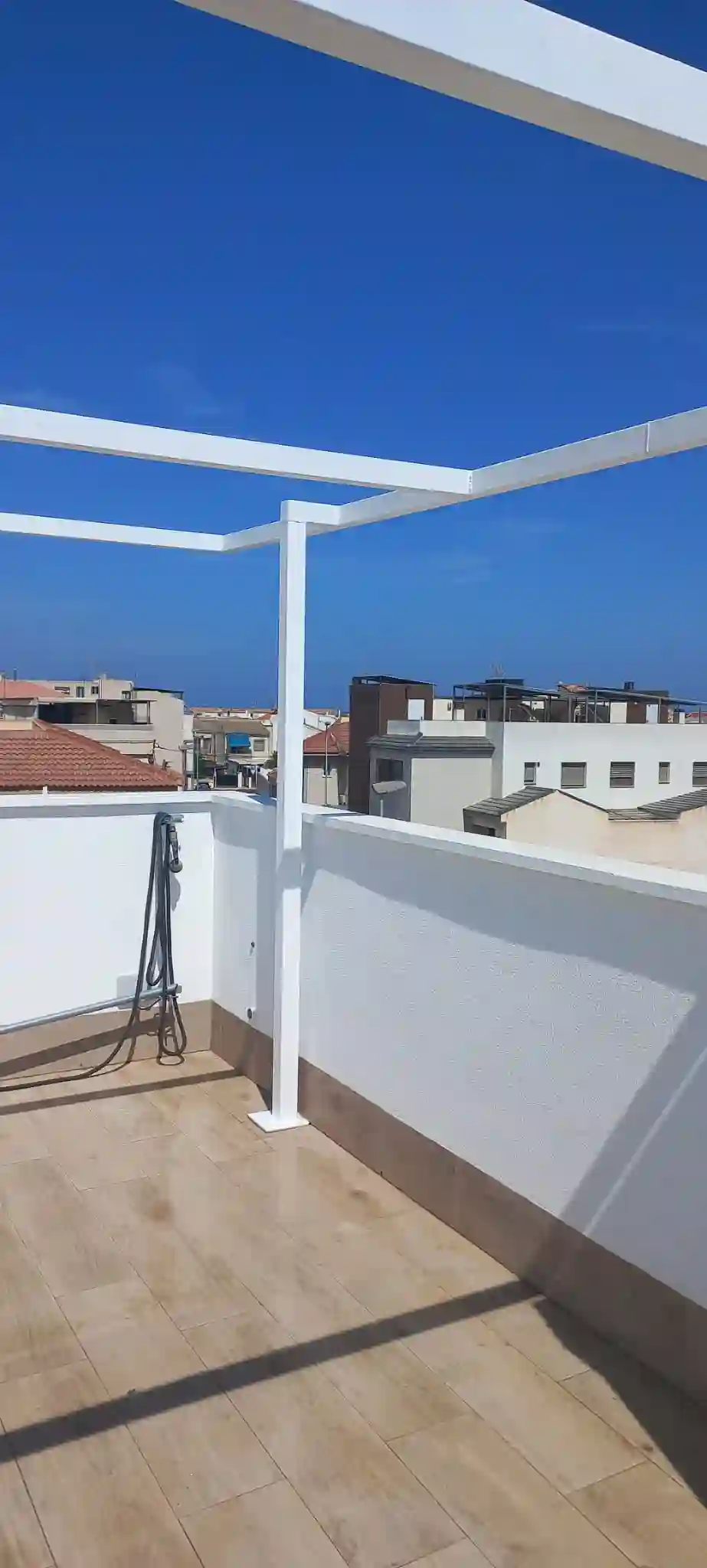 Carport fotovoltaico estructura blanca – detalle de viga y columna