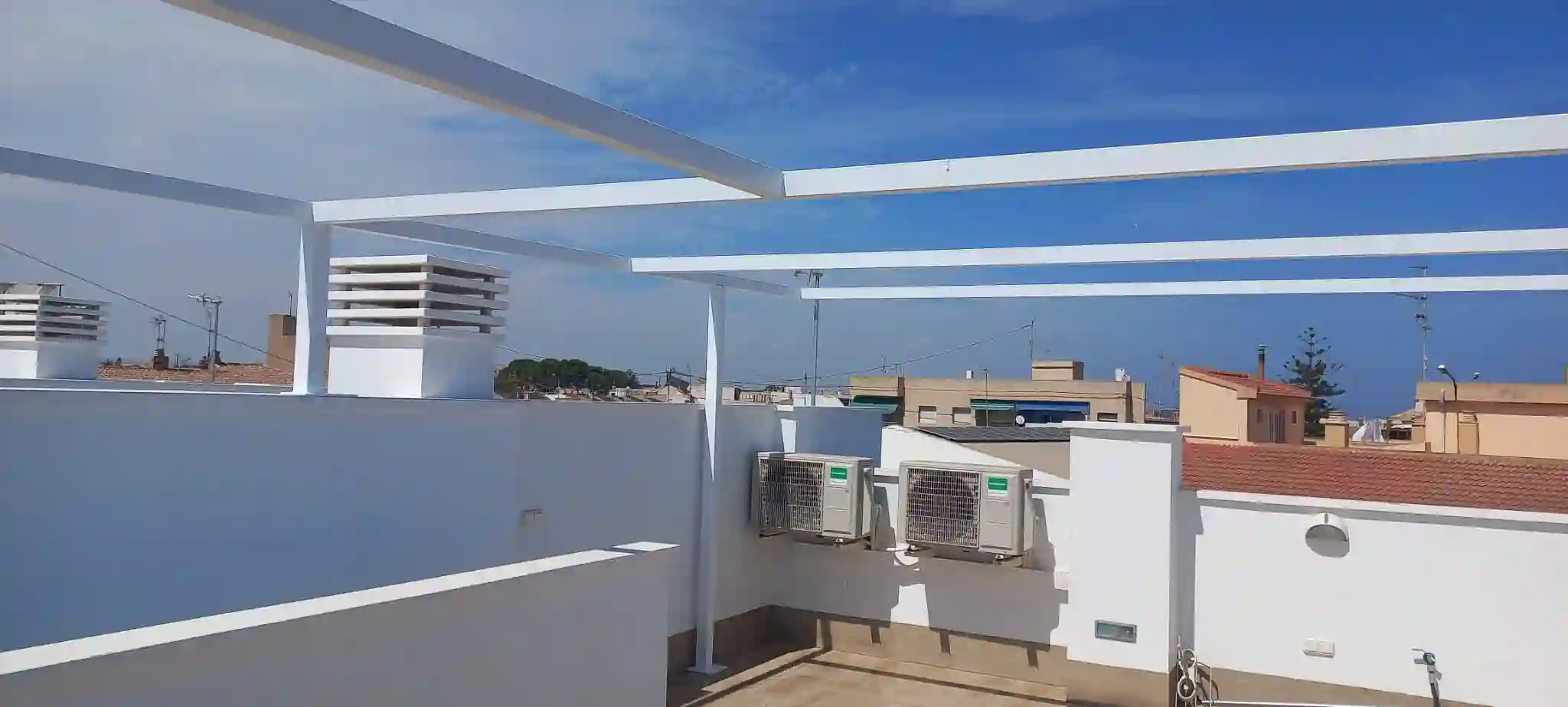 Estructura pérgola fotovoltaica aluminio blanco – vista técnica horizontal