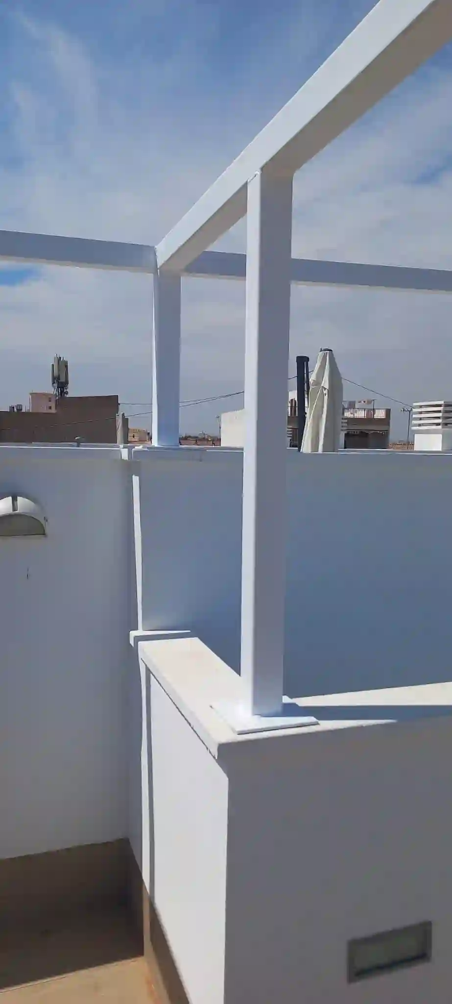 Pergola fotovoltaica blanca – soporte resistente para instalación solar