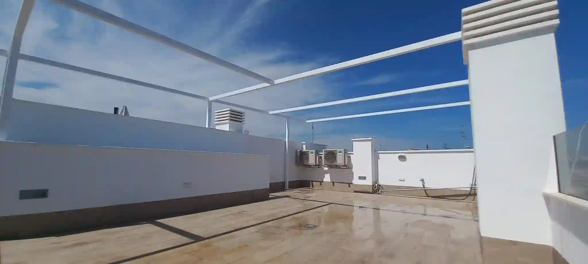 Estructura fotovoltaica tipo carport – vista vertical real de montaje