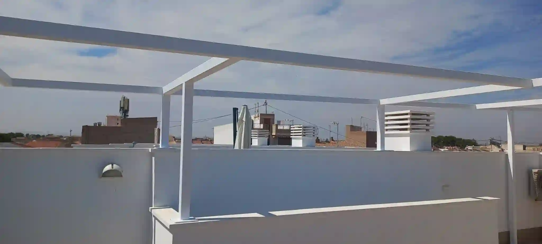 Aluminio blanco para pérgola fotovoltaica – detalle estructural premium